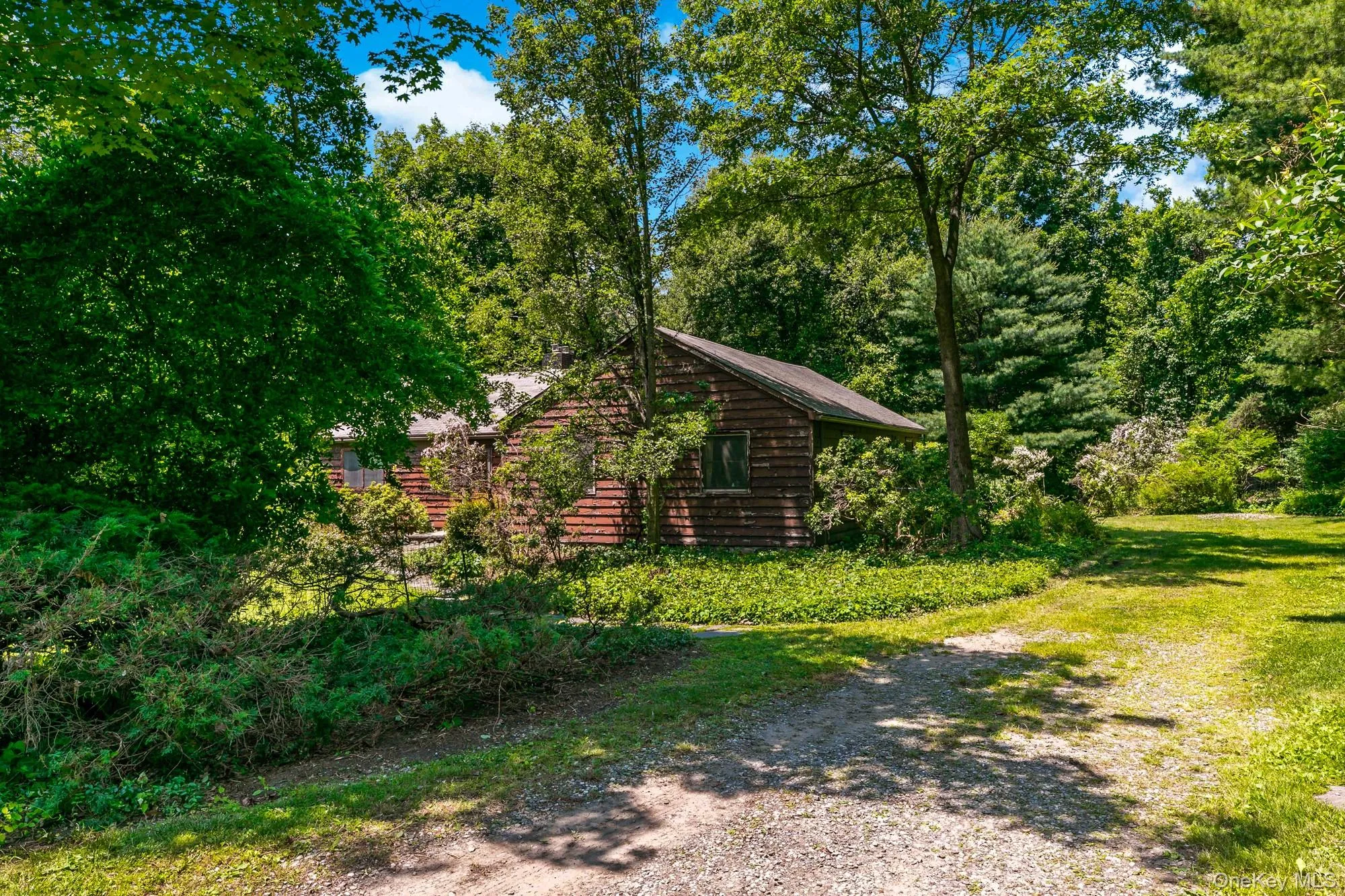 Convenient driveway, pull right up to the house. Convenient driveway, pull right up to the house.