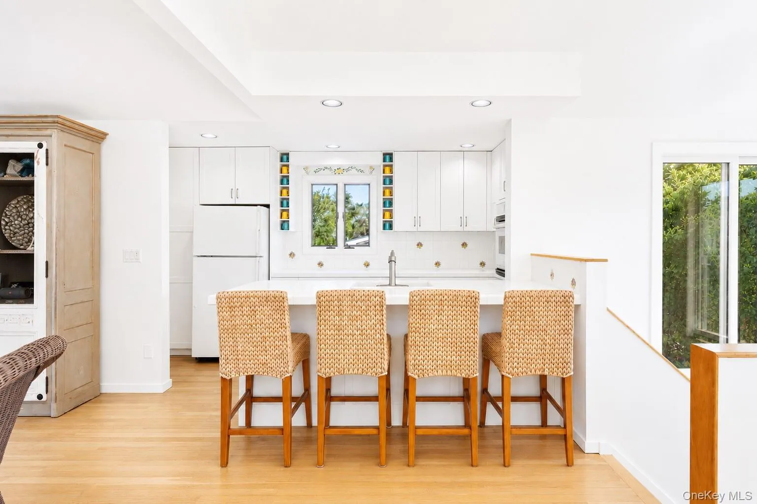 Eat in Kitchen w/ stools Eat in Kitchen w/ stools