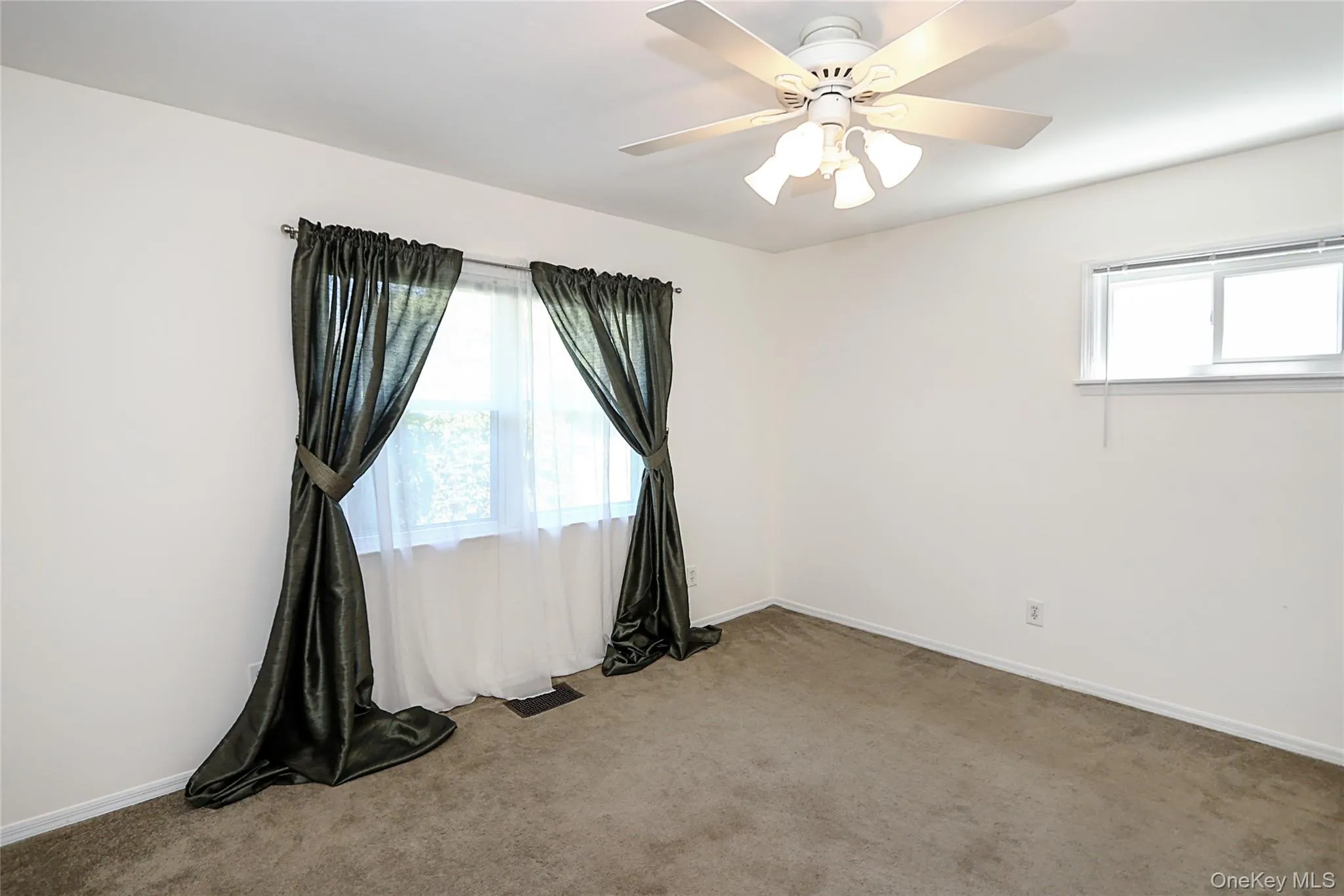 12 Ronan Road, Glen Cove, NY, 3 Bedrooms Bedrooms, 7 Rooms Rooms,1 BathroomBathrooms,Residential,For Rent,Ronan,0,1002991 12 Ronan Road, Glen Cove, NY, 3 Bedrooms Bedrooms, 7 Rooms Rooms,1 BathroomBathrooms,Residential,For Rent,Ronan,0,1002991