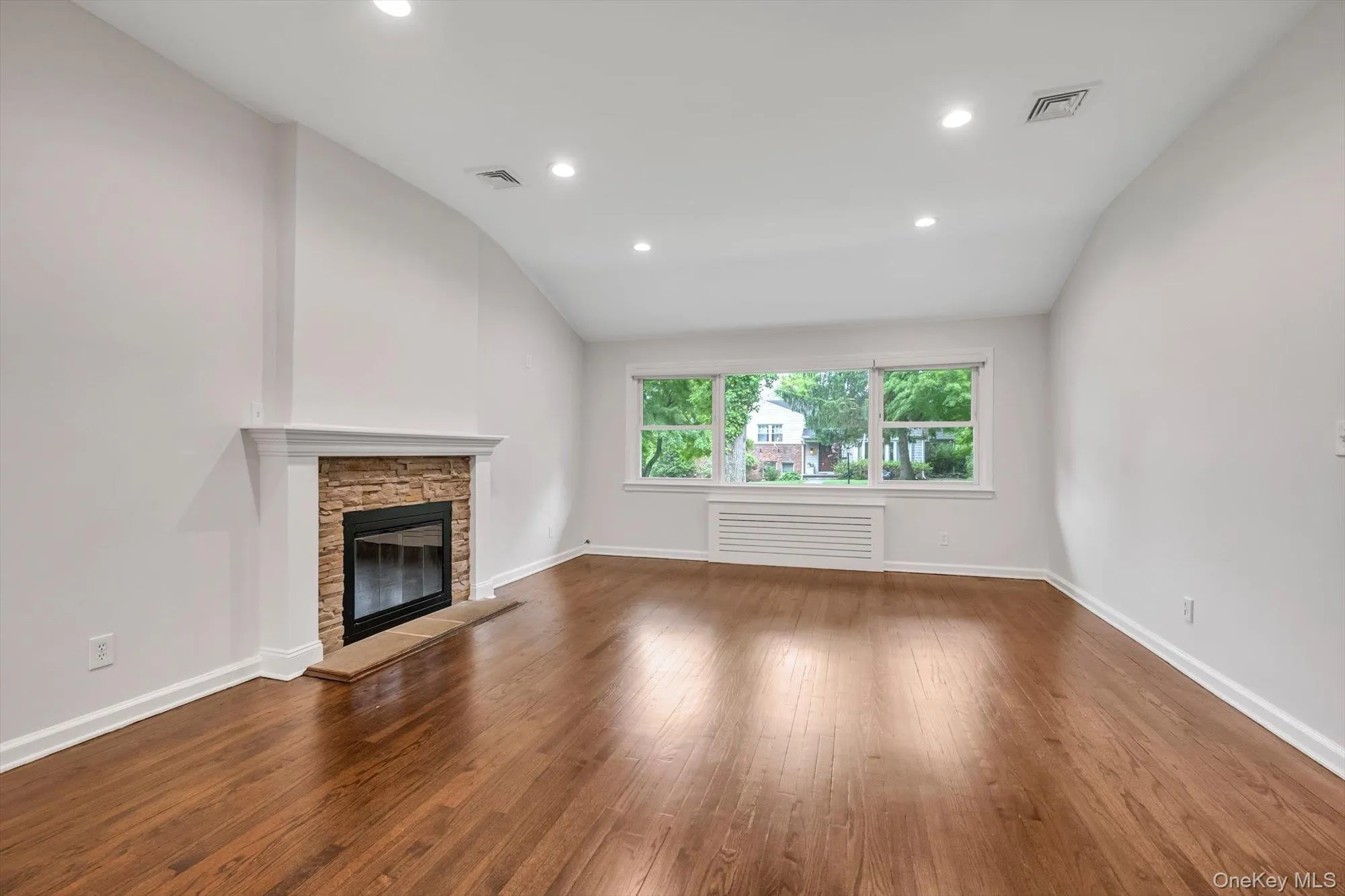 18 Pine Drive, North Hempstead, NY, 3 Bedrooms Bedrooms, 8 Rooms Rooms,2 BathroomsBathrooms,Residential,For Rent,Pine,0,1002999 18 Pine Drive, North Hempstead, NY, 3 Bedrooms Bedrooms, 8 Rooms Rooms,2 BathroomsBathrooms,Residential,For Rent,Pine,0,1002999