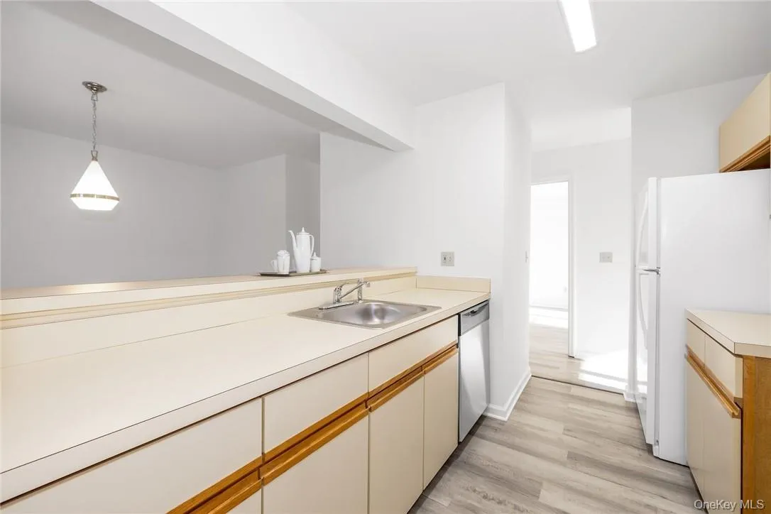 Plenty of cabinets, dishwasher and modern appliances. Plenty of cabinets, dishwasher and modern appliances.