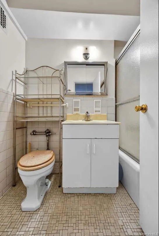 142-05 Roosevelt Avenue, New York, NY, 3 Bedrooms Bedrooms, 5 Rooms Rooms,2 BathroomsBathrooms,Residential,For Rent,Roosevelt,0,1003059 142-05 Roosevelt Avenue, New York, NY, 3 Bedrooms Bedrooms, 5 Rooms Rooms,2 BathroomsBathrooms,Residential,For Rent,Roosevelt,0,1003059