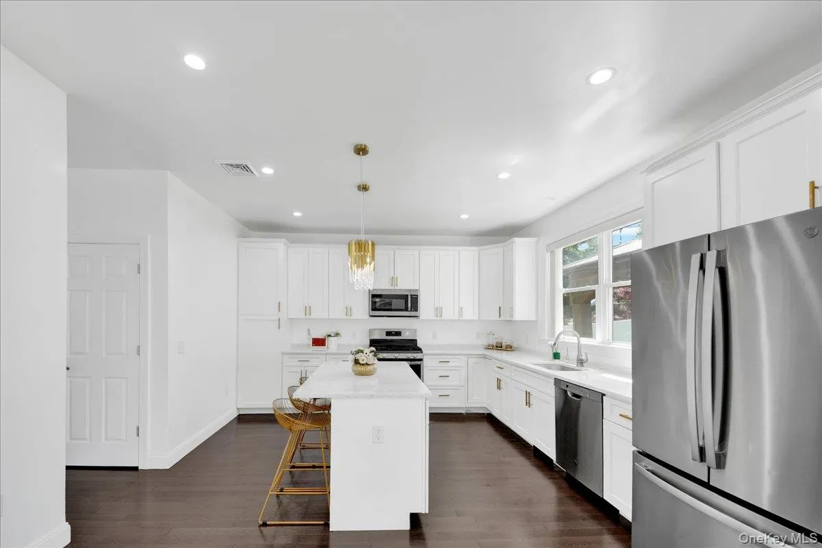 12 Drake Place, Yonkers, NY, 3 Bedrooms Bedrooms, 7 Rooms Rooms,2 BathroomsBathrooms,Residential Lease,For Rent,Drake,0,1003063 12 Drake Place, Yonkers, NY, 3 Bedrooms Bedrooms, 7 Rooms Rooms,2 BathroomsBathrooms,Residential Lease,For Rent,Drake,0,1003063
