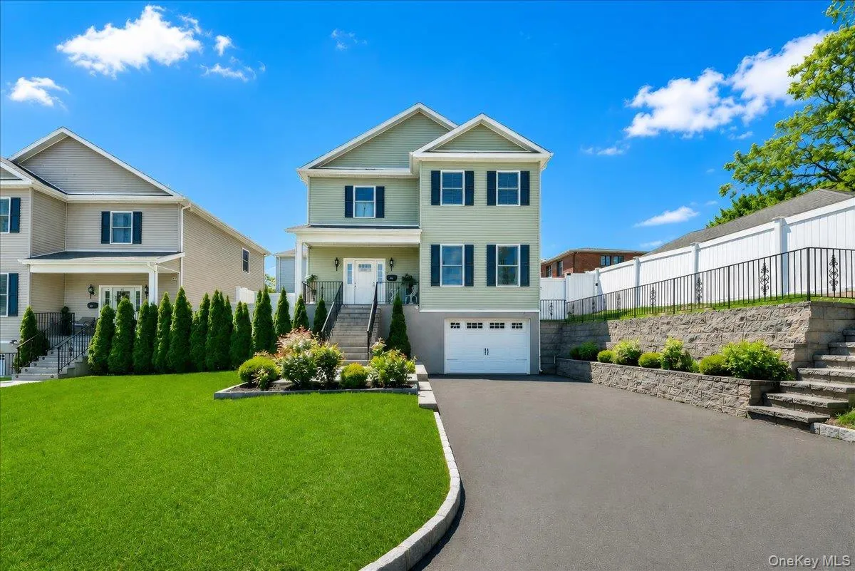 12 Drake Place, Yonkers, NY, 3 Bedrooms Bedrooms, 7 Rooms Rooms,2 BathroomsBathrooms,Residential Lease,For Rent,Drake,0,1003063 12 Drake Place, Yonkers, NY, 3 Bedrooms Bedrooms, 7 Rooms Rooms,2 BathroomsBathrooms,Residential Lease,For Rent,Drake,0,1003063
