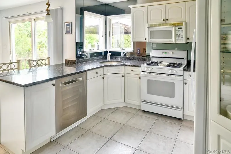 18 Bailey Avenue, Babylon, NY, 3 Bedrooms Bedrooms, 7 Rooms Rooms,1 BathroomBathrooms,Residential,For Rent,Bailey,0,1003077 18 Bailey Avenue, Babylon, NY, 3 Bedrooms Bedrooms, 7 Rooms Rooms,1 BathroomBathrooms,Residential,For Rent,Bailey,0,1003077