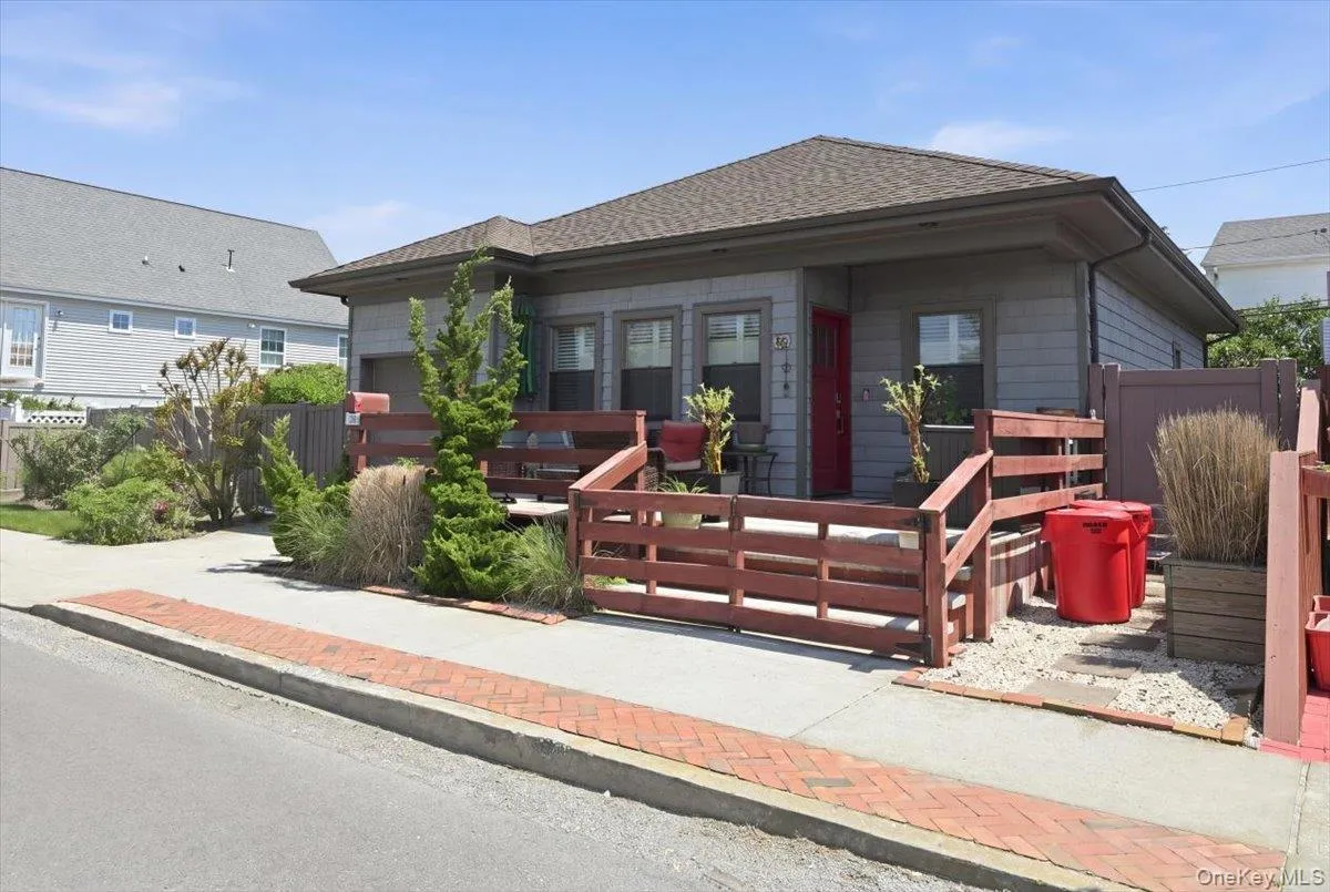 18 Clark Street, Long Beach, NY, 2 Bedrooms Bedrooms, 6 Rooms Rooms,1 BathroomBathrooms,Residential,For Rent,Clark,0,1003080 18 Clark Street, Long Beach, NY, 2 Bedrooms Bedrooms, 6 Rooms Rooms,1 BathroomBathrooms,Residential,For Rent,Clark,0,1003080