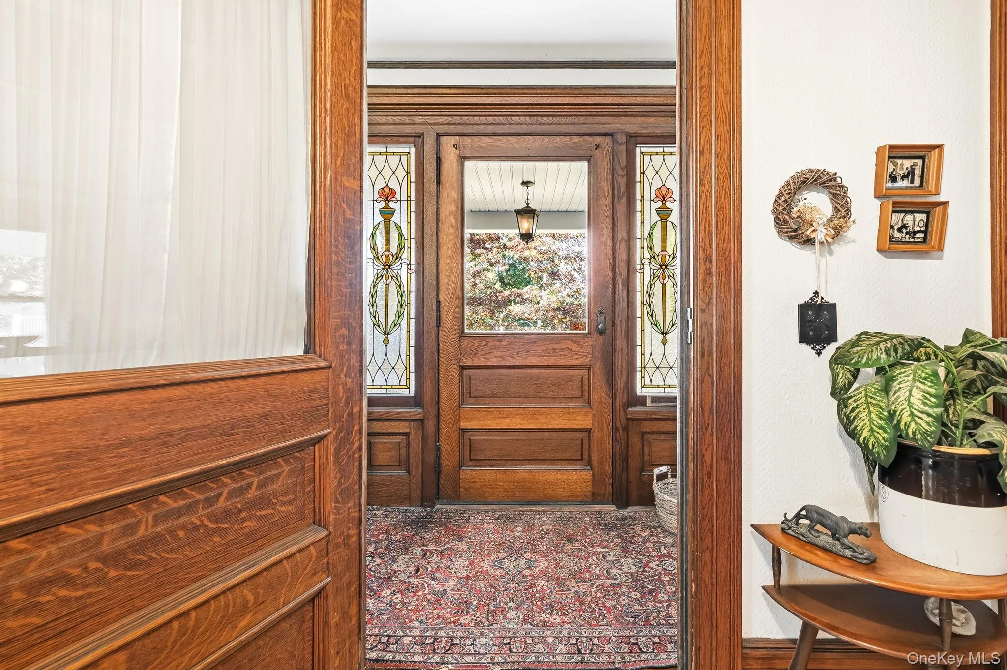 Upon entering, guests are welcomed by a breathtaking foyer. Upon entering, guests are welcomed by a breathtaking foyer.