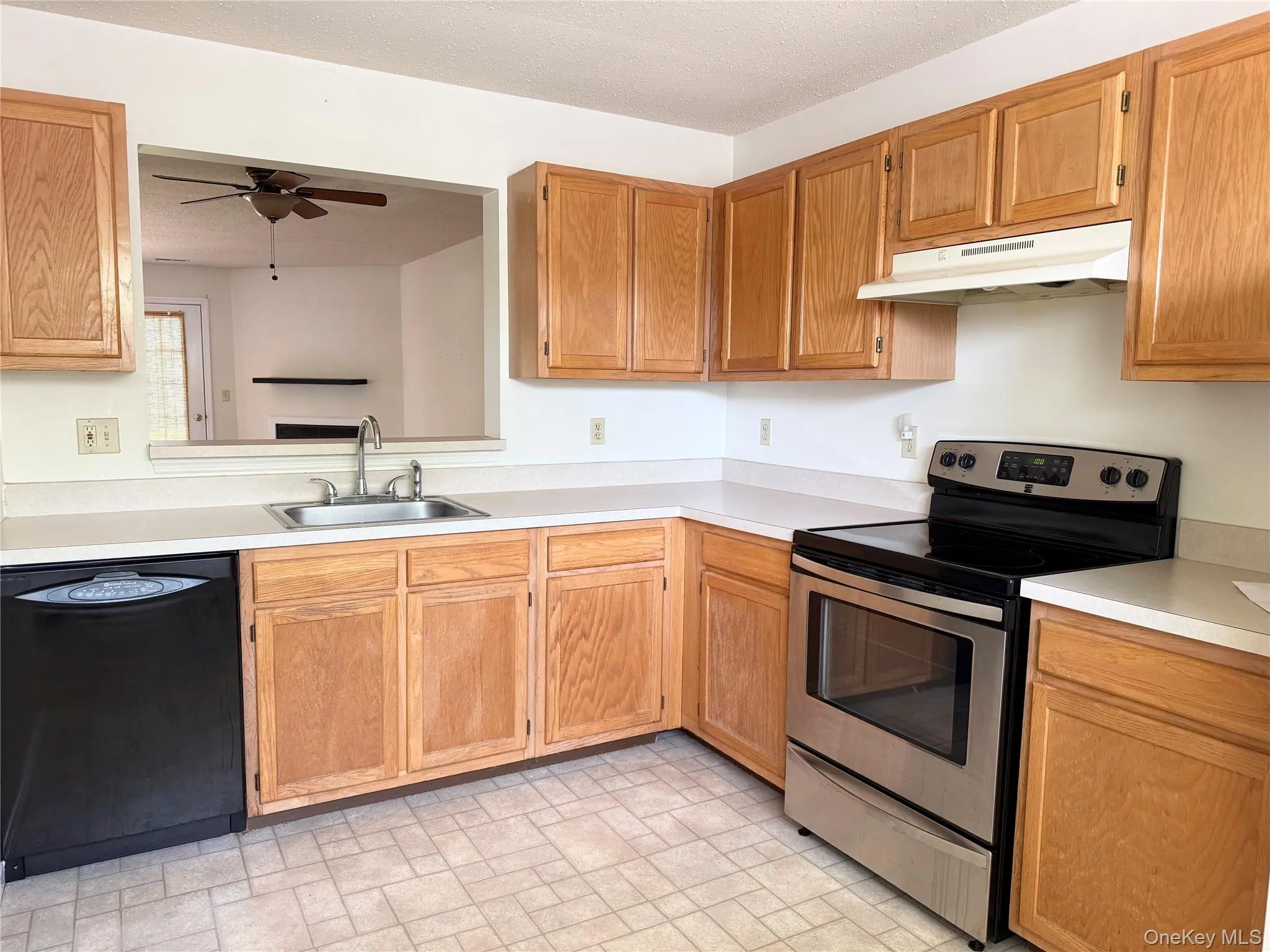 Nice amount of cabinets and counter space. Nice amount of cabinets and counter space.