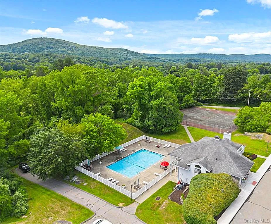 Cedar Valley is a beautiful complex! Great pool, tennis court, clubhouse. Convenient location to shops, eateries, grocery shopping, bakeries, etc. Cedar Valley is a beautiful complex! Great pool, tennis court, clubhouse. Convenient location to shops, eateries, grocery shopping, bakeries, etc.