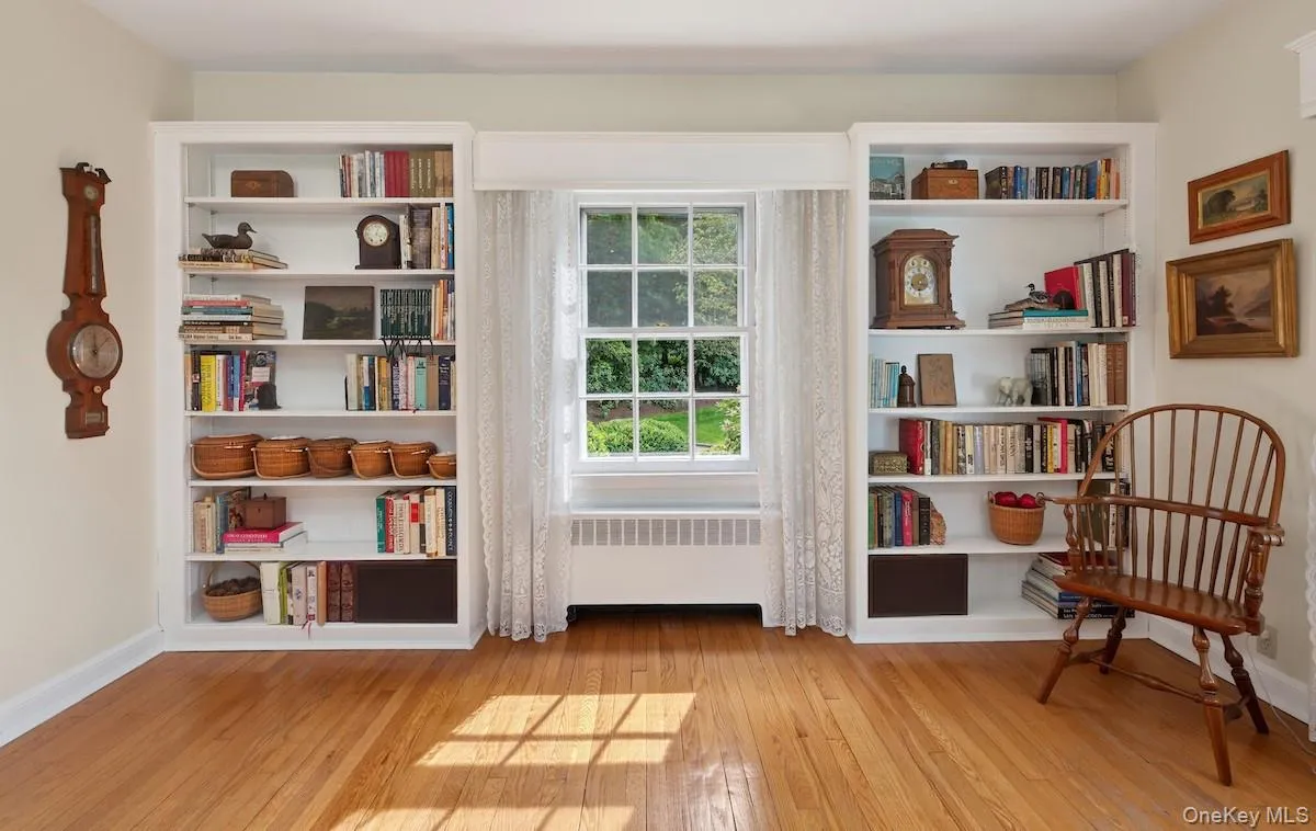 Living room floor-to-ceiling built-ins Living room floor-to-ceiling built-ins