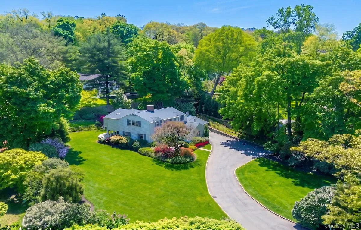 Aerial view of 33 Oliphant Avenue - Just moments from the Aqueduct, Memorial and Waterfront Parks or track at Masters School Aerial view of 33 Oliphant Avenue - Just moments from the Aqueduct, Memorial and Waterfront Parks or track at Masters School
