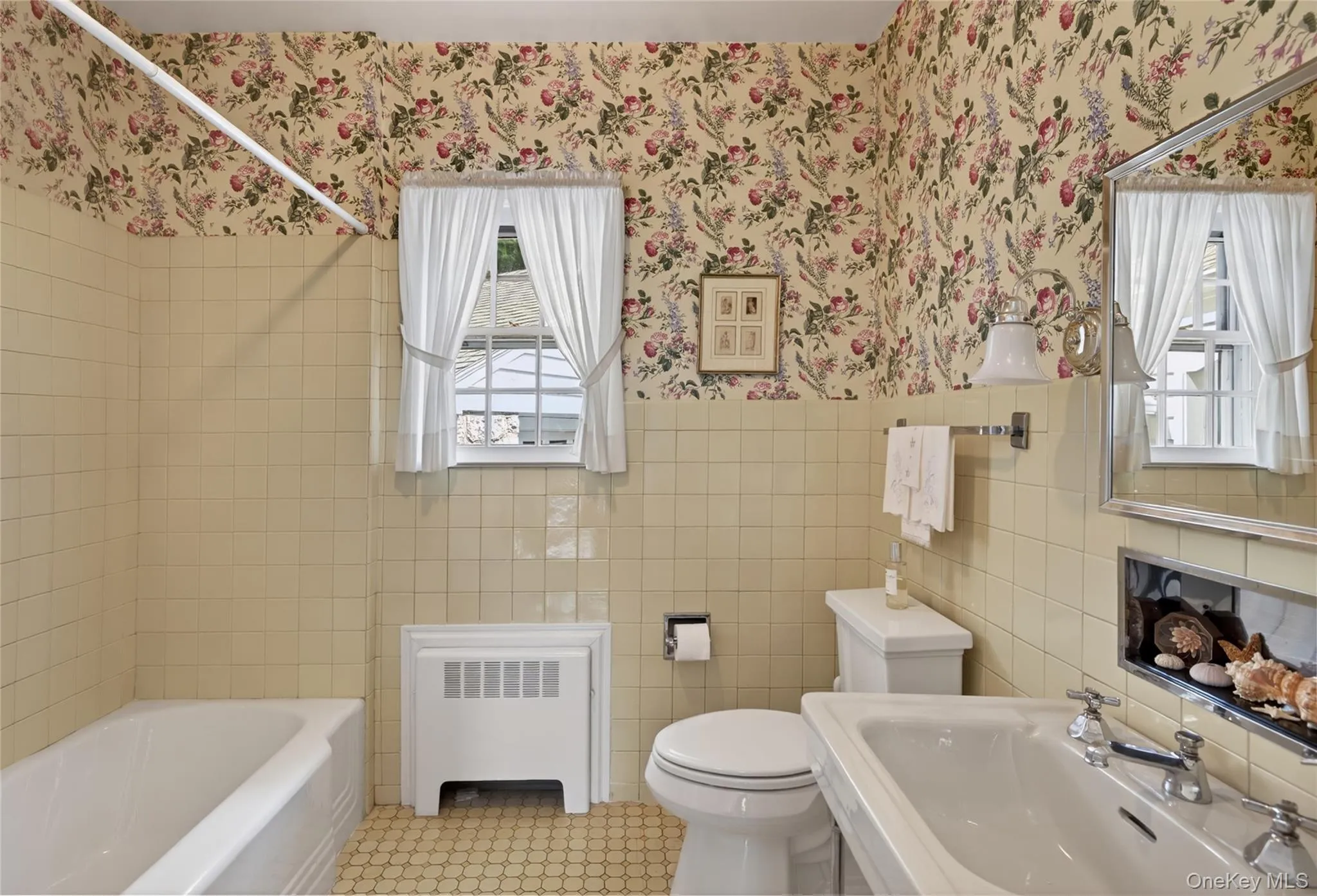 1st floor full bathroom is nearby the family room/office/bedroom 1st floor full bathroom is nearby the family room/office/bedroom