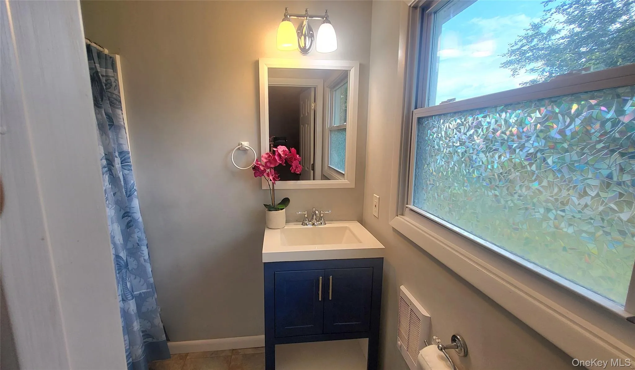 Primary bathroom's vanity with mirror Primary bathroom's vanity with mirror