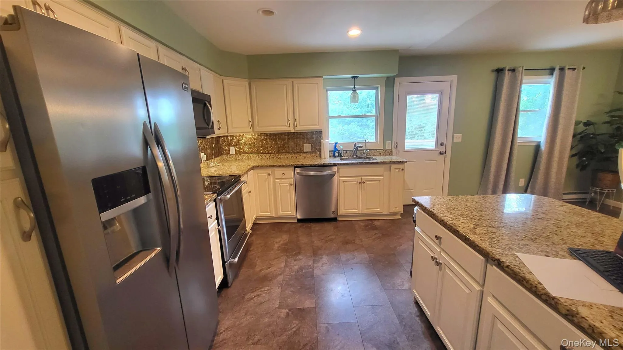 Kitchen with tasteful backsplash Kitchen with tasteful backsplash