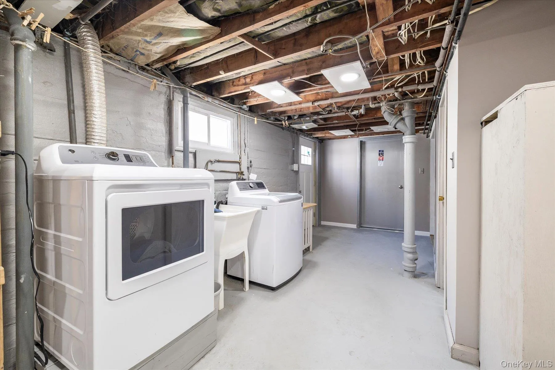 191 Raff Avenue, Hempstead, NY, 3 Bedrooms Bedrooms, 7 Rooms Rooms,2 BathroomsBathrooms,Residential Lease,For Rent,Raff,0,1003169 191 Raff Avenue, Hempstead, NY, 3 Bedrooms Bedrooms, 7 Rooms Rooms,2 BathroomsBathrooms,Residential Lease,For Rent,Raff,0,1003169
