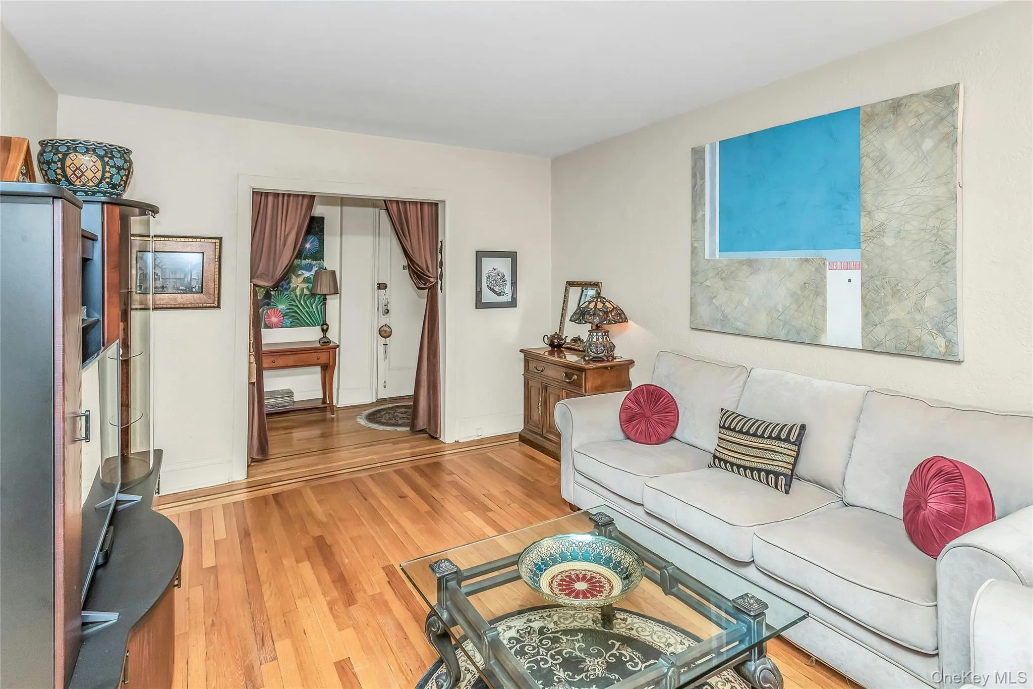 Spacious Living Room with access to the hallway, front door and kitchen Spacious Living Room with access to the hallway, front door and kitchen