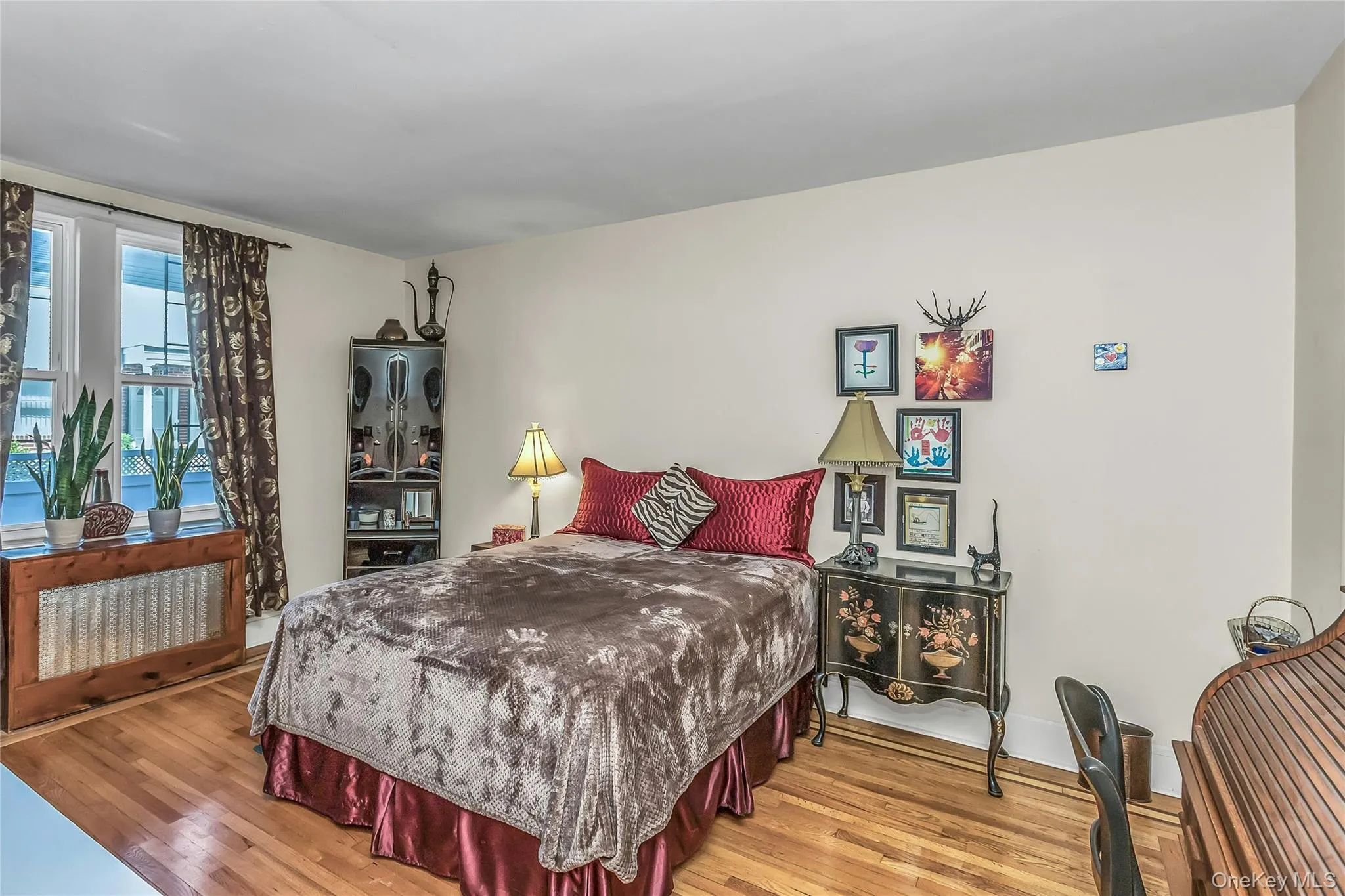 Large Bedroom with two closets and plenty of space for furniture Large Bedroom with two closets and plenty of space for furniture