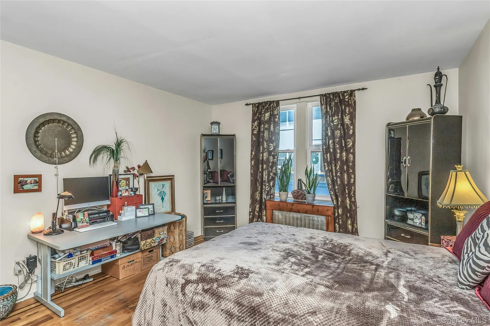 Large Bedroom with great windows Large Bedroom with great windows