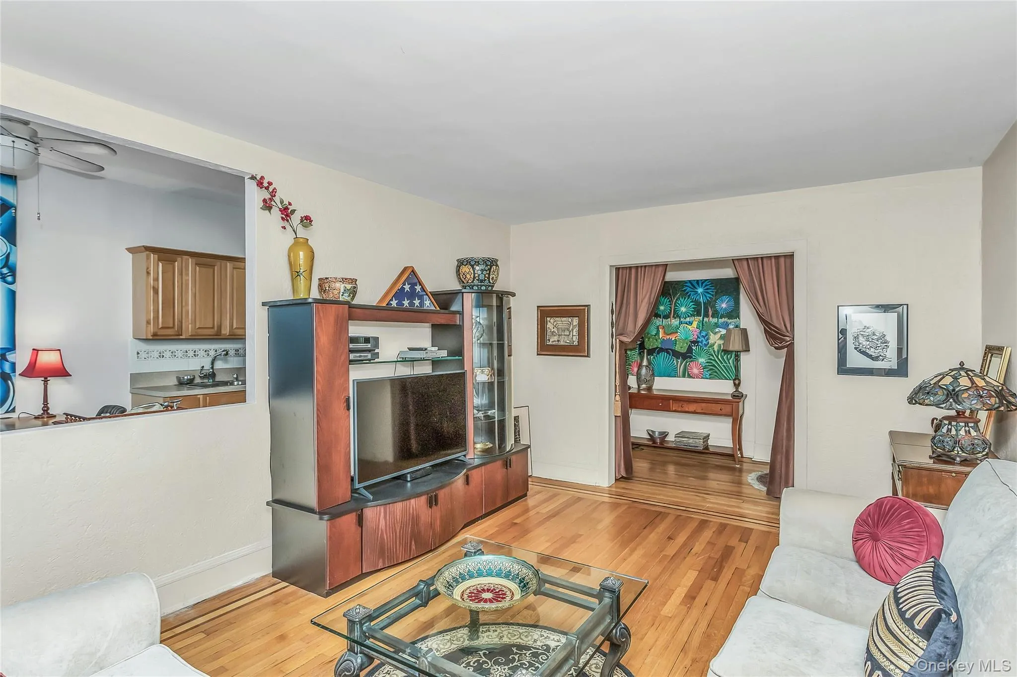 Spacious Living Room with views to the kitchen Spacious Living Room with views to the kitchen