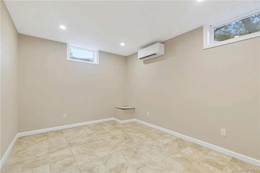 Additional bonus room with closet Additional bonus room with closet