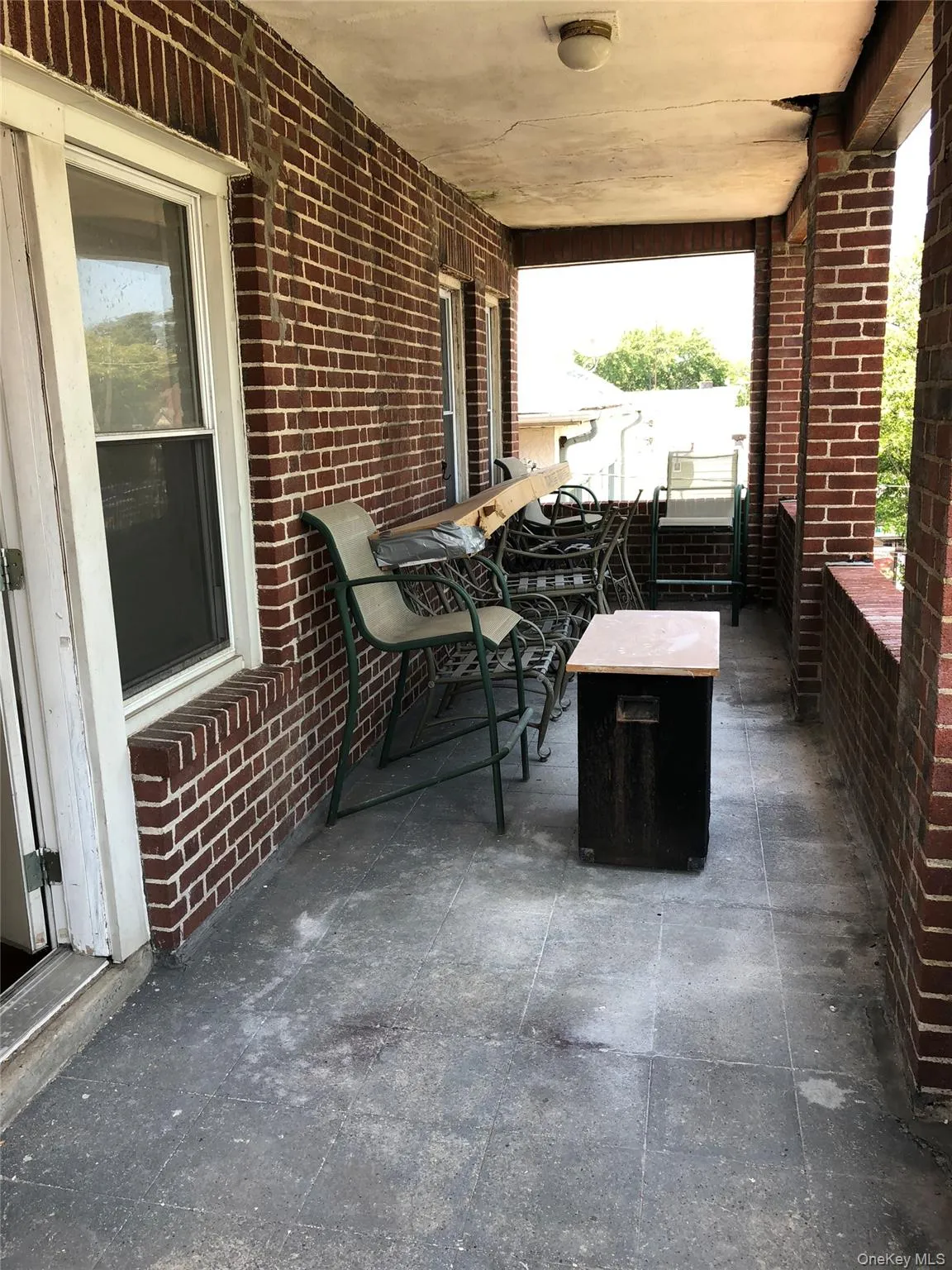Covered patio with brick walls Covered patio with brick walls
