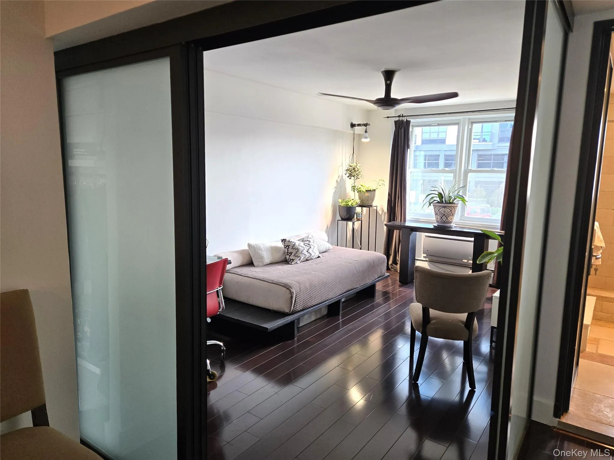 Second Bedroom with suspended sliding walls Second Bedroom with suspended sliding walls