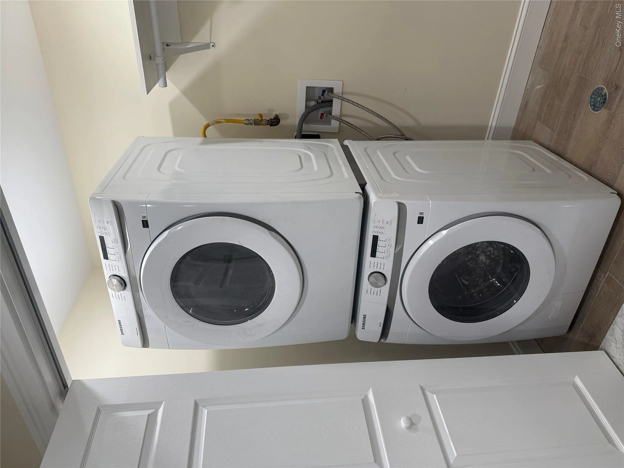 100A Main Street, North Hempstead, NY, 2 Bedrooms Bedrooms, 4 Rooms Rooms,1 BathroomBathrooms,Residential Lease,For Rent,Main,0,1003260 100A Main Street, North Hempstead, NY, 2 Bedrooms Bedrooms, 4 Rooms Rooms,1 BathroomBathrooms,Residential Lease,For Rent,Main,0,1003260