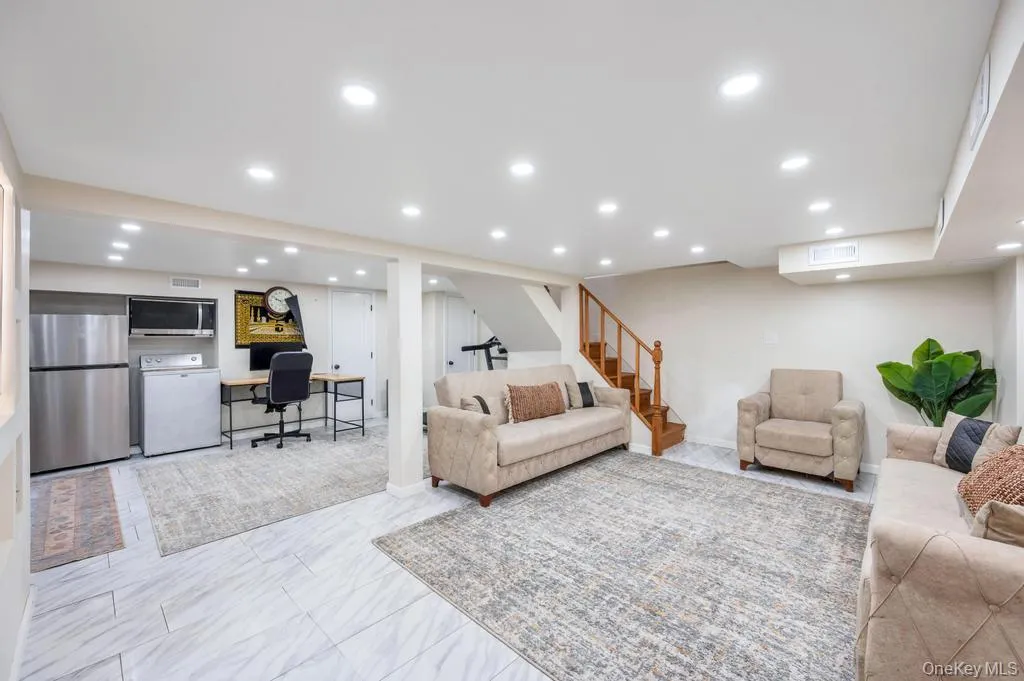 6 Ash Lane, Hempstead, NY, 4 Bedrooms Bedrooms, 12 Rooms Rooms,2 BathroomsBathrooms,Residential Lease,For Rent,Ash,0,1003261 6 Ash Lane, Hempstead, NY, 4 Bedrooms Bedrooms, 12 Rooms Rooms,2 BathroomsBathrooms,Residential Lease,For Rent,Ash,0,1003261