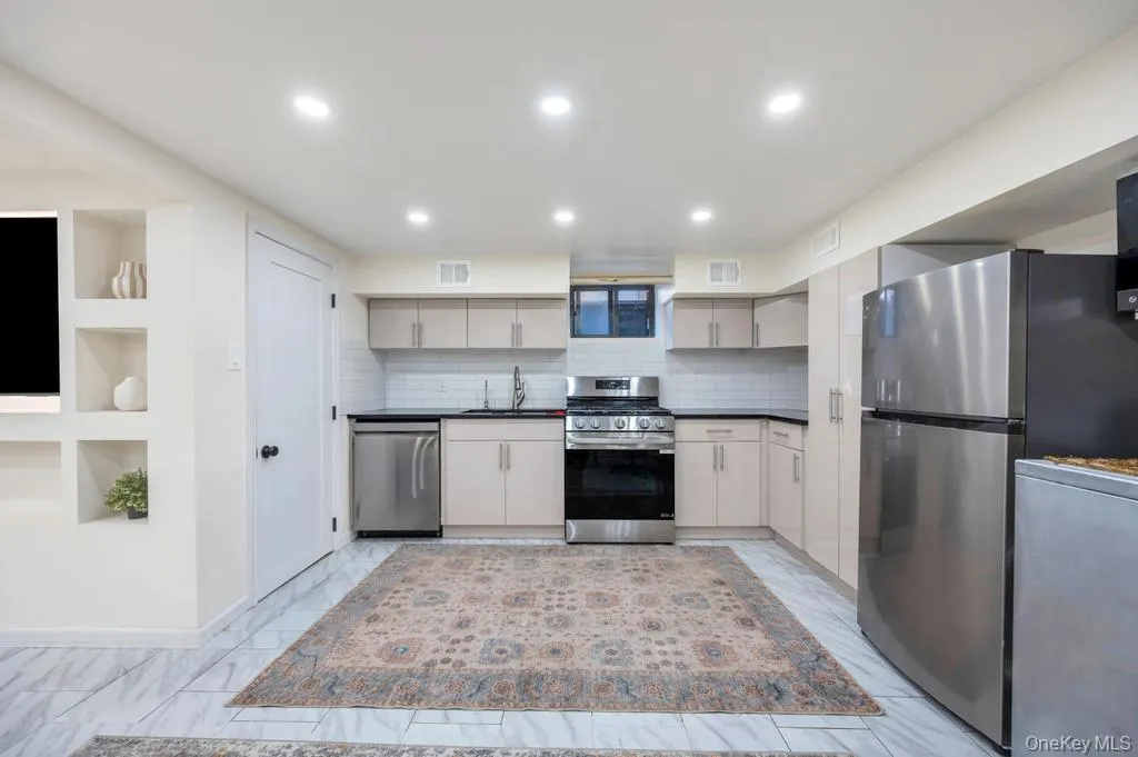 6 Ash Lane, Hempstead, NY, 4 Bedrooms Bedrooms, 12 Rooms Rooms,2 BathroomsBathrooms,Residential Lease,For Rent,Ash,0,1003261 6 Ash Lane, Hempstead, NY, 4 Bedrooms Bedrooms, 12 Rooms Rooms,2 BathroomsBathrooms,Residential Lease,For Rent,Ash,0,1003261