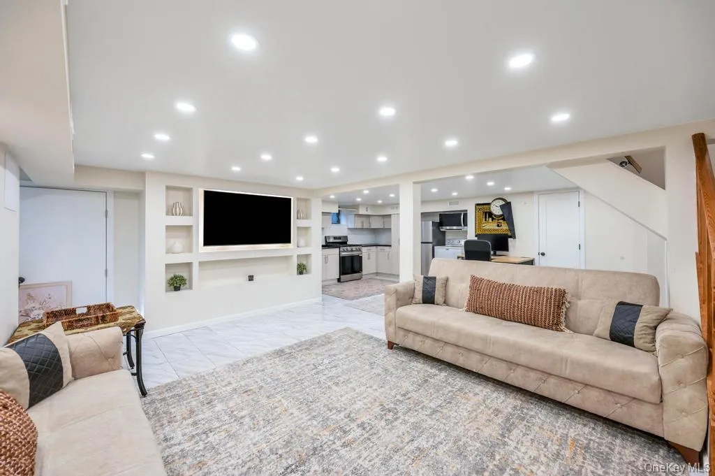 6 Ash Lane, Hempstead, NY, 4 Bedrooms Bedrooms, 12 Rooms Rooms,2 BathroomsBathrooms,Residential Lease,For Rent,Ash,0,1003261 6 Ash Lane, Hempstead, NY, 4 Bedrooms Bedrooms, 12 Rooms Rooms,2 BathroomsBathrooms,Residential Lease,For Rent,Ash,0,1003261