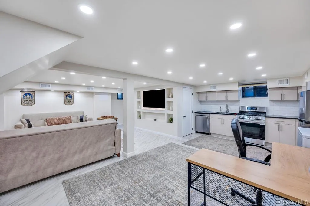6 Ash Lane, Hempstead, NY, 4 Bedrooms Bedrooms, 12 Rooms Rooms,2 BathroomsBathrooms,Residential Lease,For Rent,Ash,0,1003261 6 Ash Lane, Hempstead, NY, 4 Bedrooms Bedrooms, 12 Rooms Rooms,2 BathroomsBathrooms,Residential Lease,For Rent,Ash,0,1003261