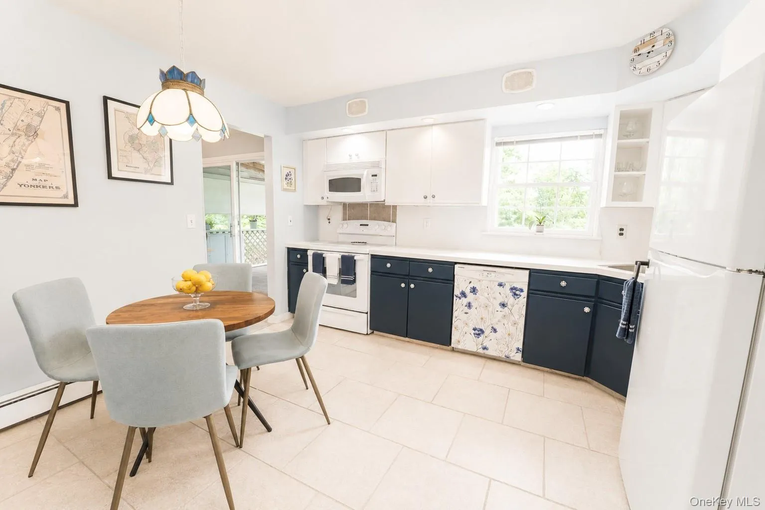 he kitchen includes a cozy eat-in area, ideal for everyday meals and morning coffee. he kitchen includes a cozy eat-in area, ideal for everyday meals and morning coffee.