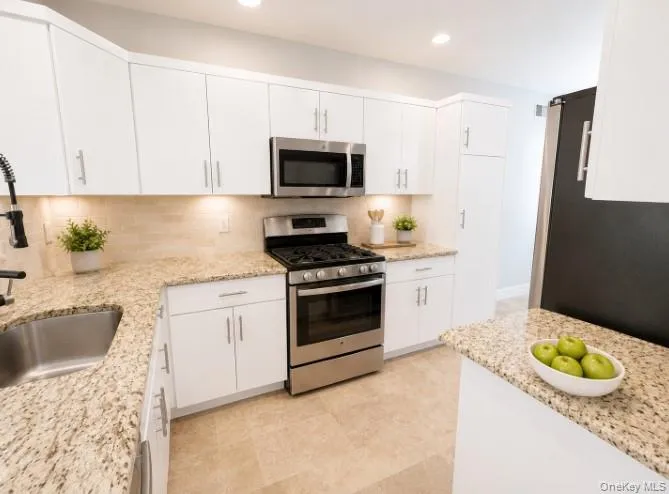 27 Snowdance Lane, Smithtown, NY, 3 Bedrooms Bedrooms, 6 Rooms Rooms,2 BathroomsBathrooms,Residential,For Rent,Snowdance,0,1003288 27 Snowdance Lane, Smithtown, NY, 3 Bedrooms Bedrooms, 6 Rooms Rooms,2 BathroomsBathrooms,Residential,For Rent,Snowdance,0,1003288