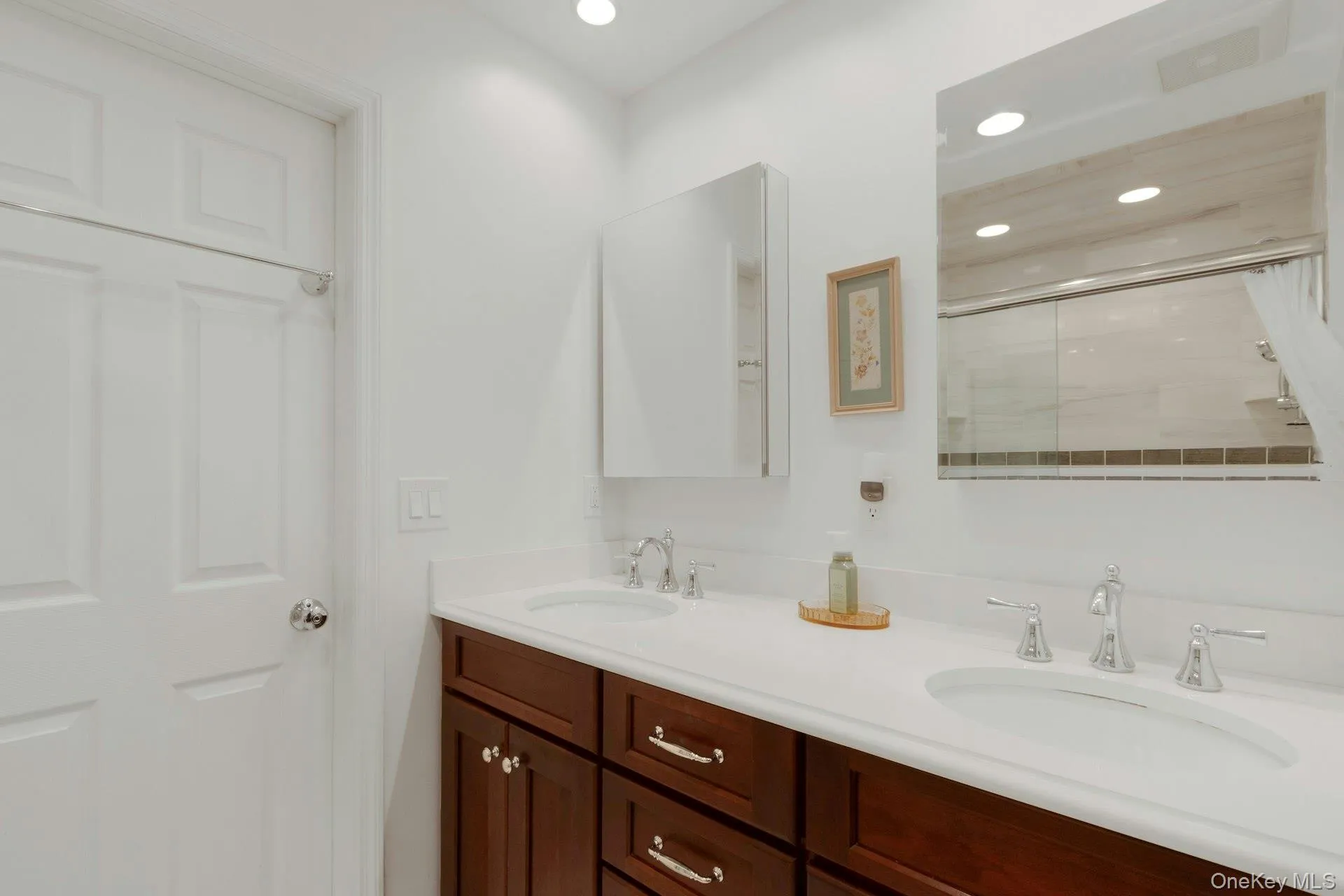 Ensuite dual vanity Ensuite dual vanity