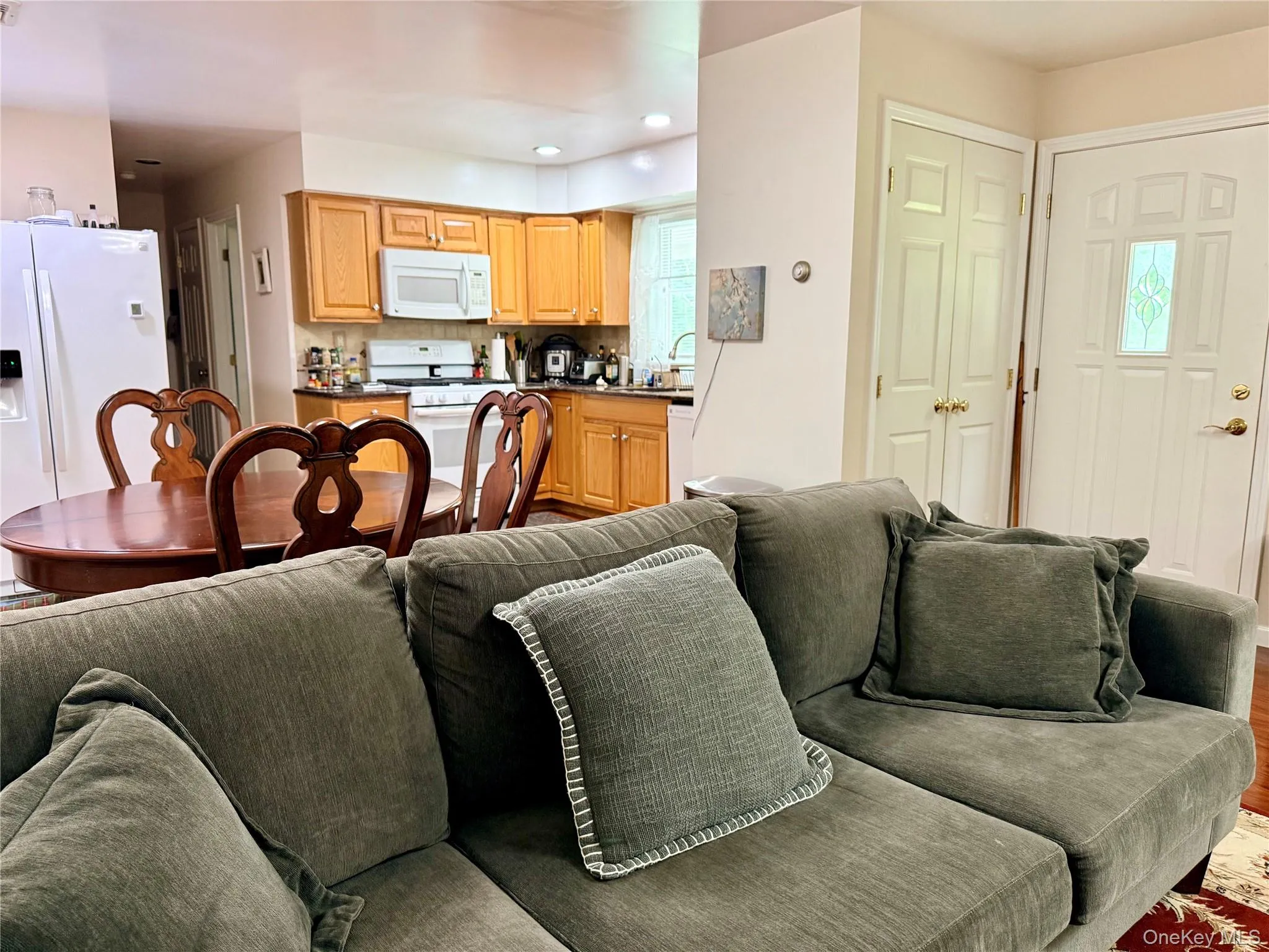 Accessory apartment kitchen, dining, living room, walk-out to yard Accessory apartment kitchen, dining, living room, walk-out to yard