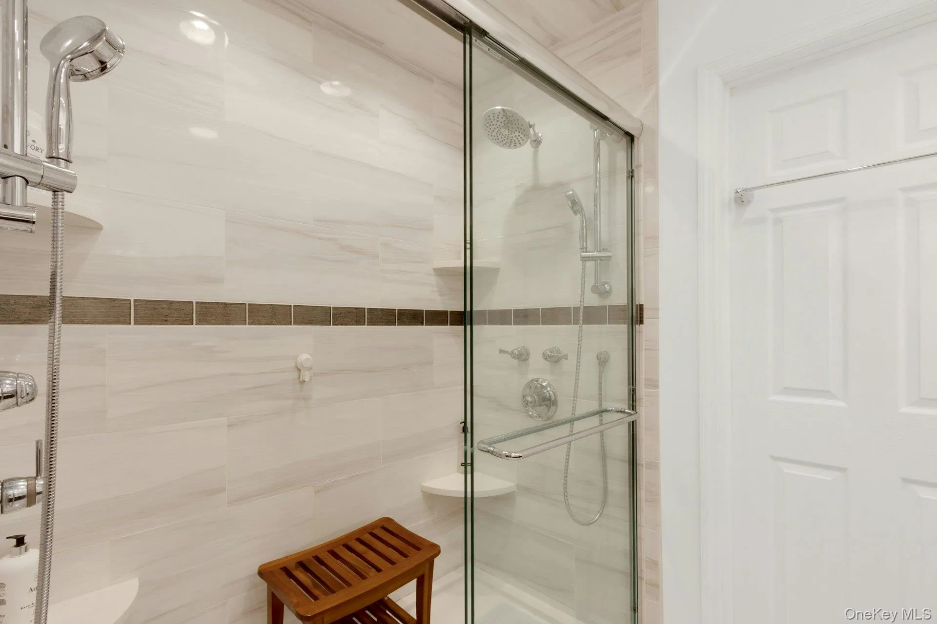 Ensuite walk-in shower with dual shower heads Ensuite walk-in shower with dual shower heads