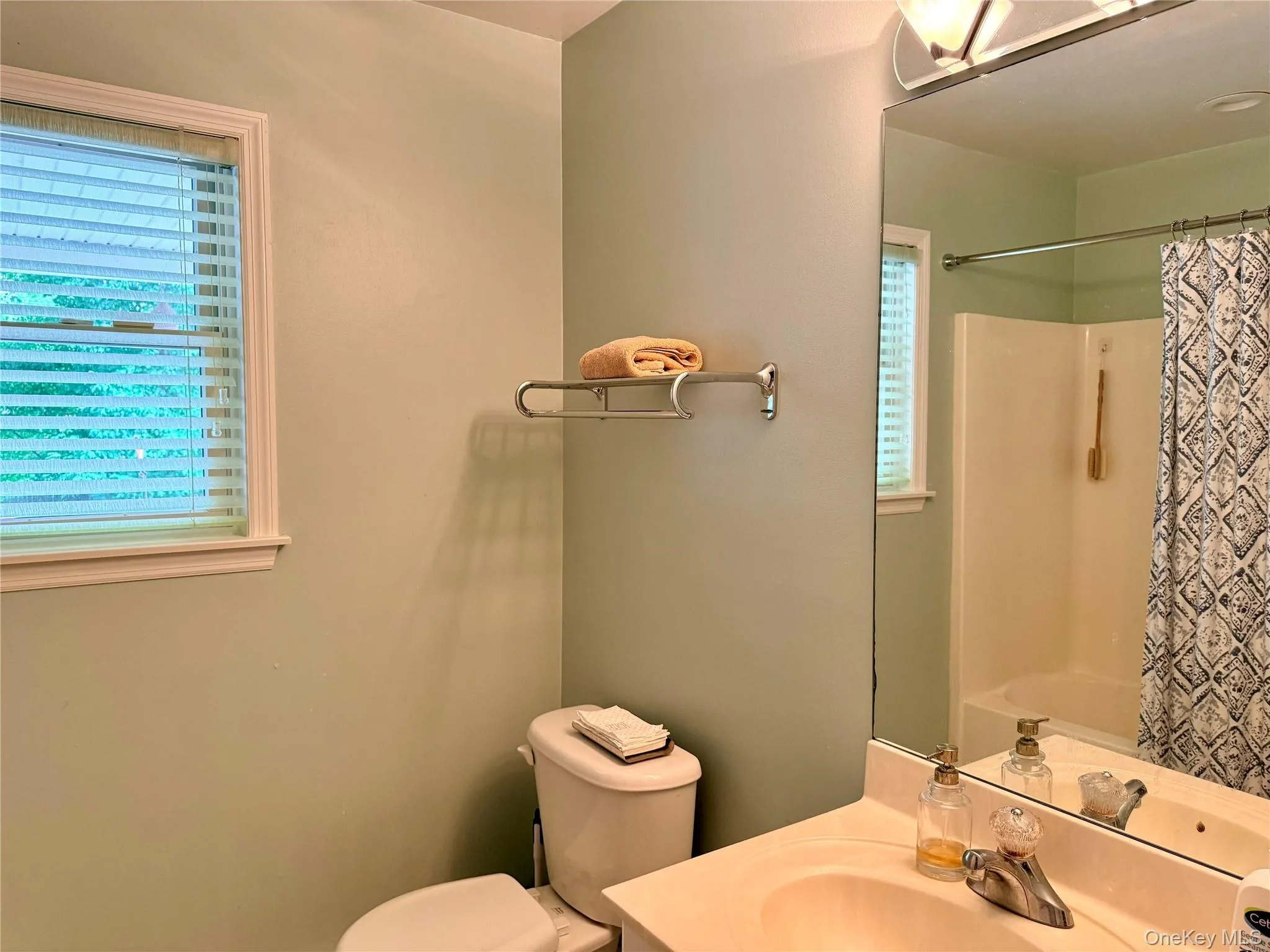 Full bathroom accessory apartment Full bathroom accessory apartment