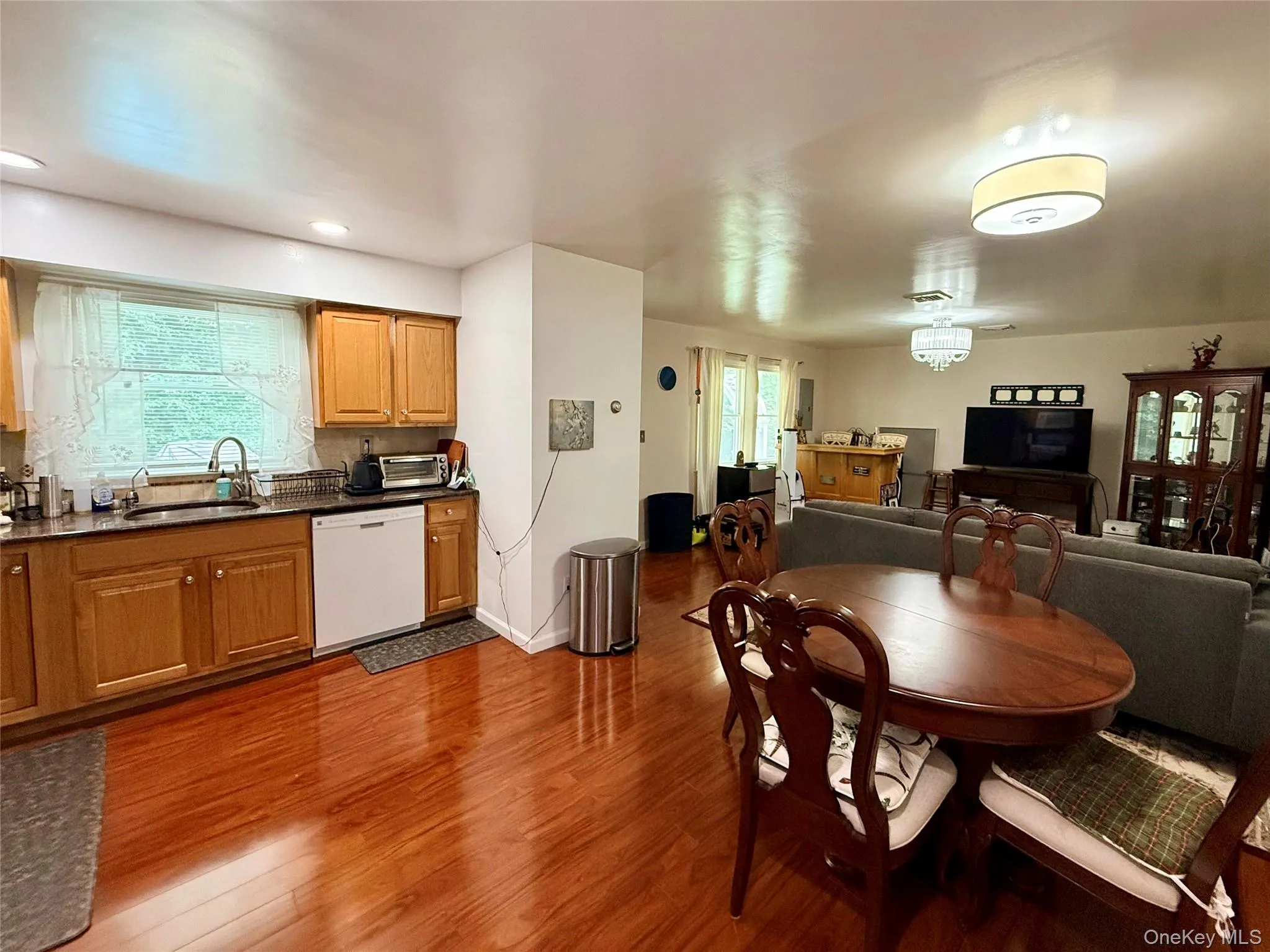 Accessory apartment kitchen, dining, living room, walk-out to yard Accessory apartment kitchen, dining, living room, walk-out to yard