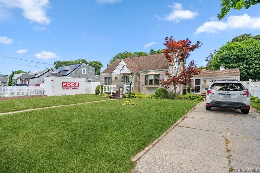 17 Brook Place, Islip, NY, 3 Bedrooms Bedrooms, 7 Rooms Rooms,1 BathroomBathrooms,Residential,For Rent,Brook,0,1003293 17 Brook Place, Islip, NY, 3 Bedrooms Bedrooms, 7 Rooms Rooms,1 BathroomBathrooms,Residential,For Rent,Brook,0,1003293