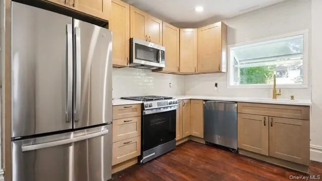 Brand New Eat-in Kitchen Brand New Eat-in Kitchen