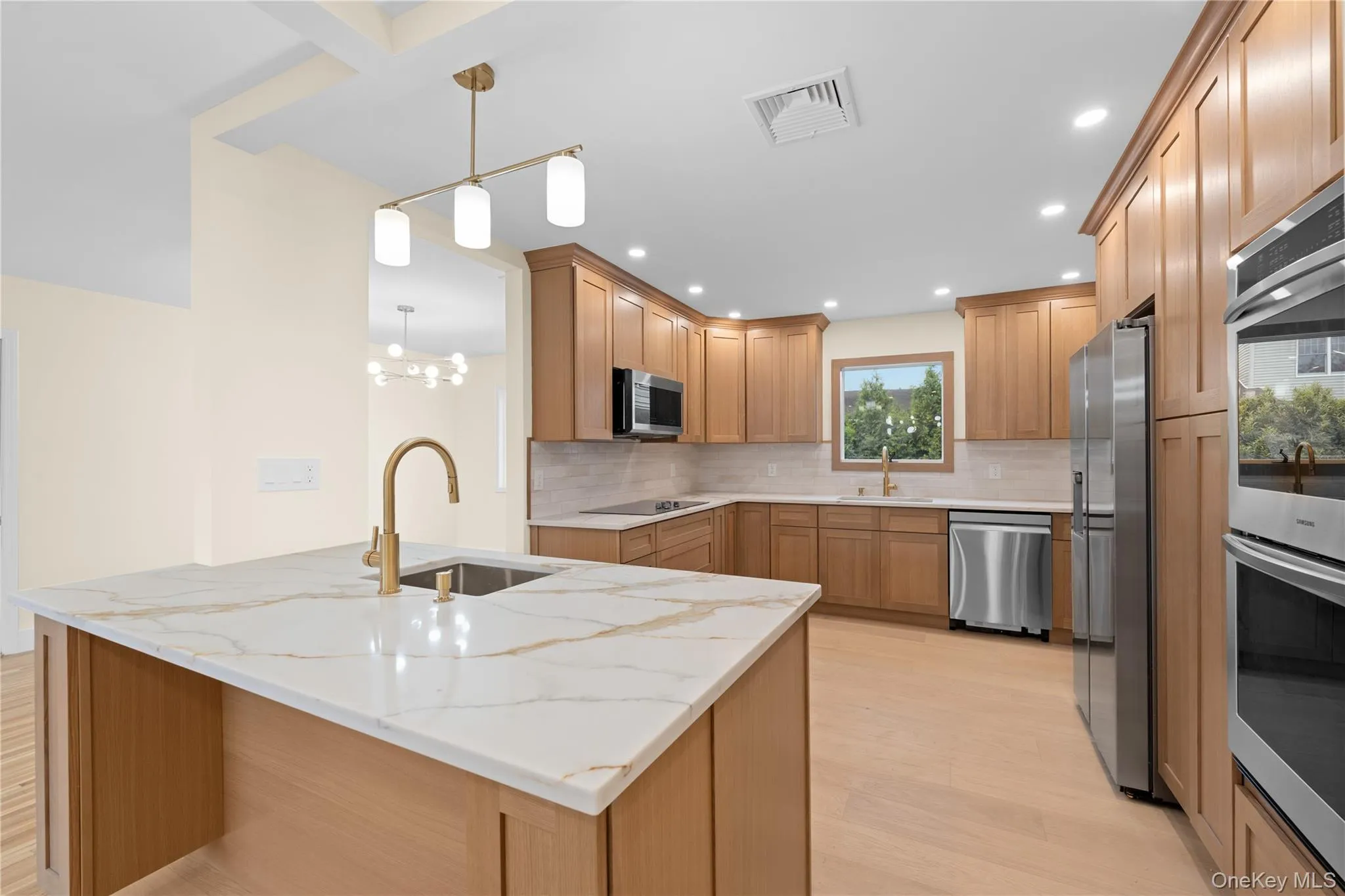 2 SINKS / ISLAND WITH OVERHANG 2 SINKS / ISLAND WITH OVERHANG