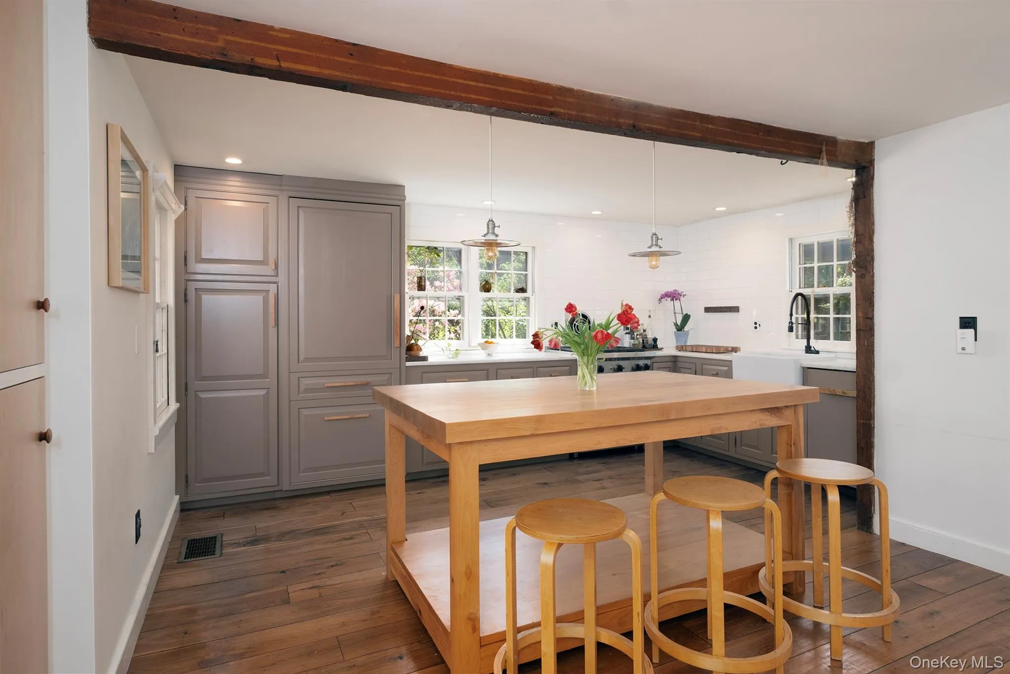 Expansive eat-in kitchen Expansive eat-in kitchen