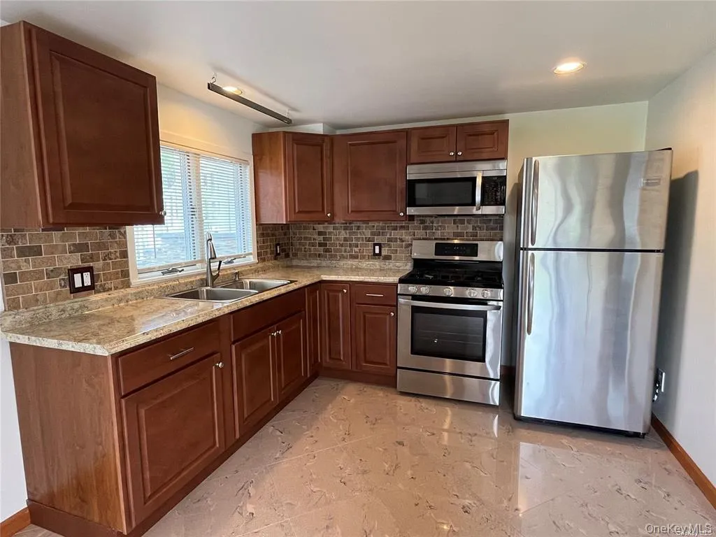 12 Reed Drive, Babylon, NY, 1 Bedroom Bedrooms, 3 Rooms Rooms,1 BathroomBathrooms,Residential Lease,For Rent,Reed,0,1003346 12 Reed Drive, Babylon, NY, 1 Bedroom Bedrooms, 3 Rooms Rooms,1 BathroomBathrooms,Residential Lease,For Rent,Reed,0,1003346