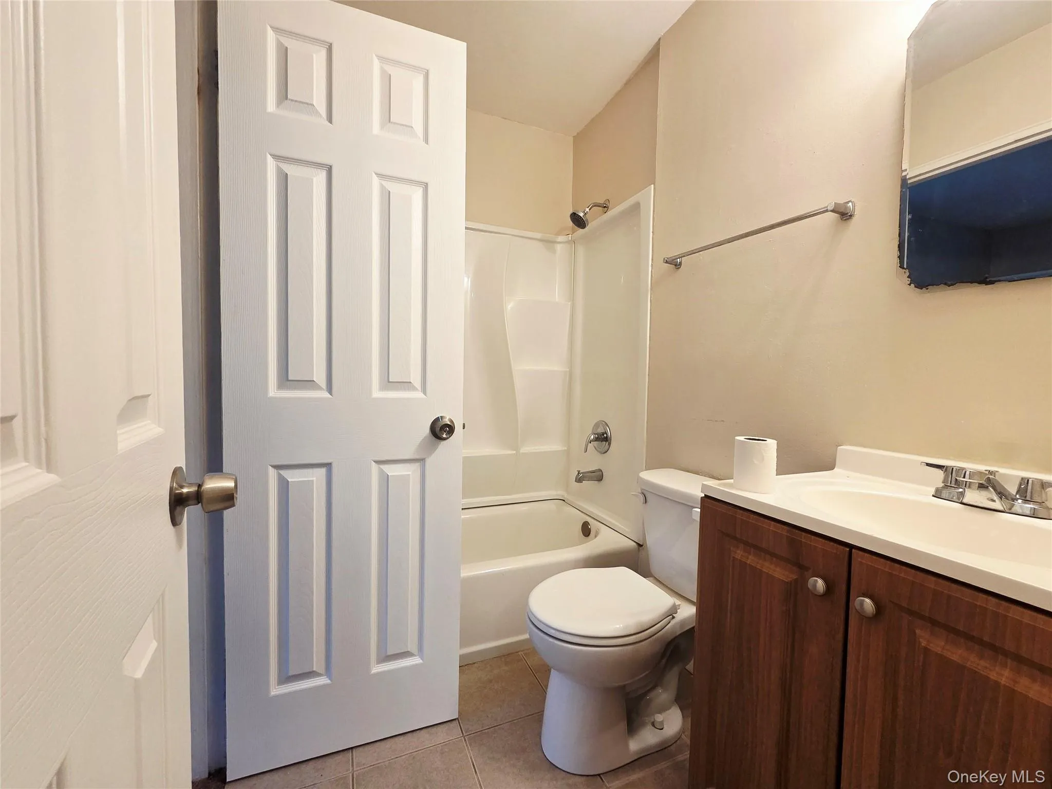 Full bathroom w/ tub Full bathroom w/ tub