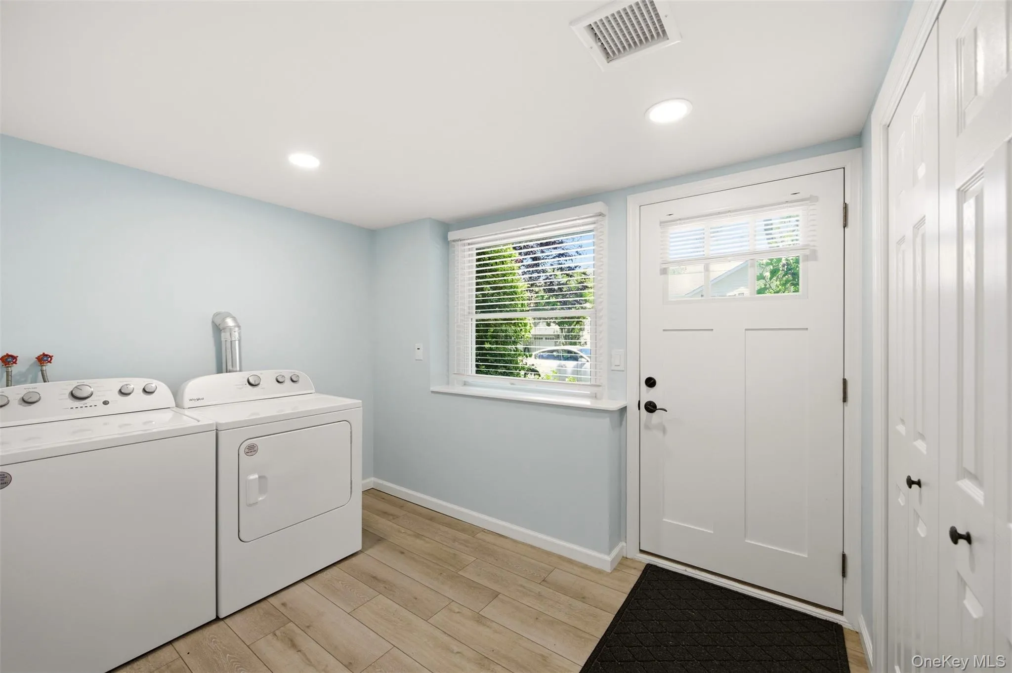 Lower level private entrance, plus 2nd set of washer dryers Lower level private entrance, plus 2nd set of washer dryers