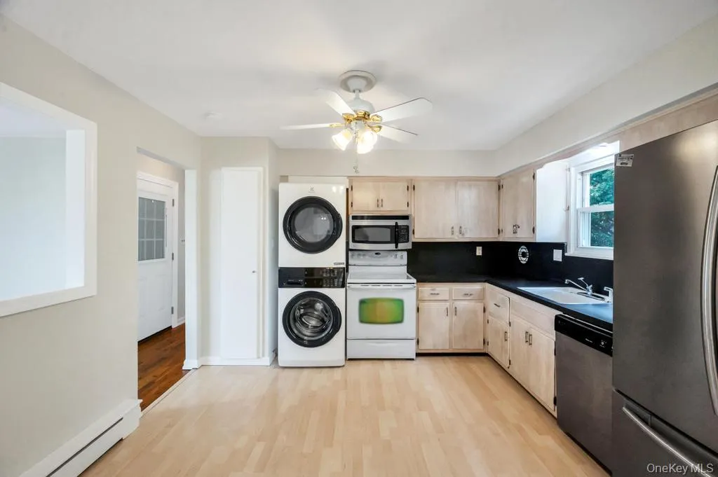 5 Linden Avenue, Oyster Bay, NY, 3 Bedrooms Bedrooms, 6 Rooms Rooms,1 BathroomBathrooms,Residential Lease,For Rent,Linden,0,1003383 5 Linden Avenue, Oyster Bay, NY, 3 Bedrooms Bedrooms, 6 Rooms Rooms,1 BathroomBathrooms,Residential Lease,For Rent,Linden,0,1003383