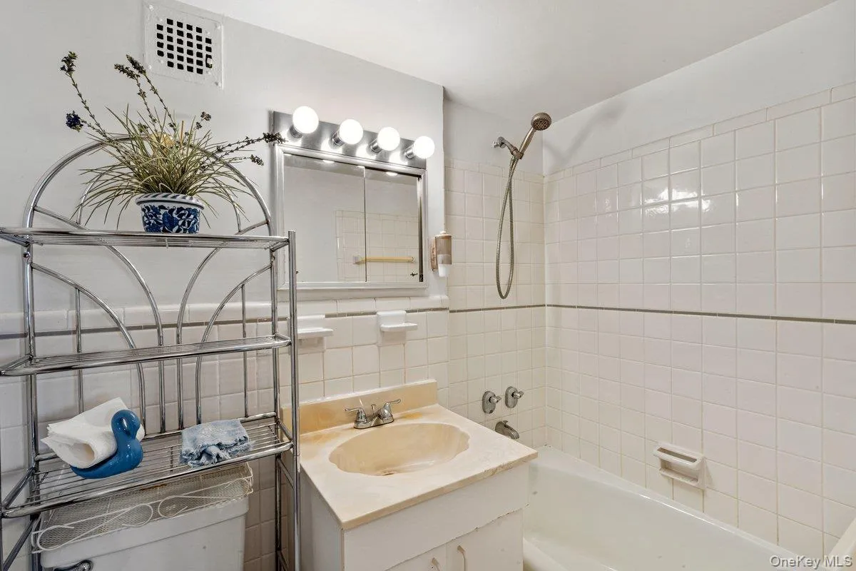 61-15 97 Street, New York, NY, 1 Bedroom Bedrooms, 5 Rooms Rooms,1 BathroomBathrooms,Residential,For Rent,97,0,1003405 61-15 97 Street, New York, NY, 1 Bedroom Bedrooms, 5 Rooms Rooms,1 BathroomBathrooms,Residential,For Rent,97,0,1003405