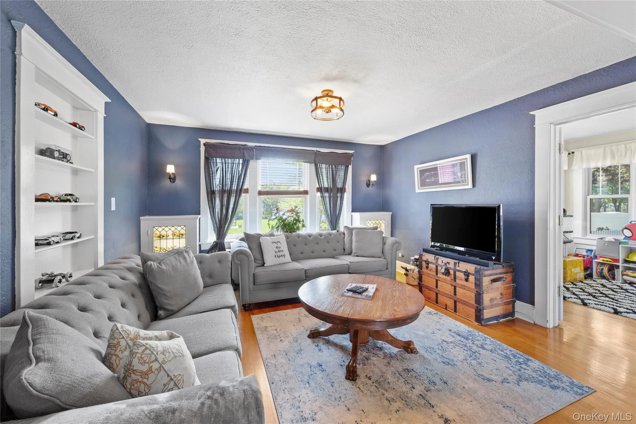 Open living room with built-ins througout Open living room with built-ins througout
