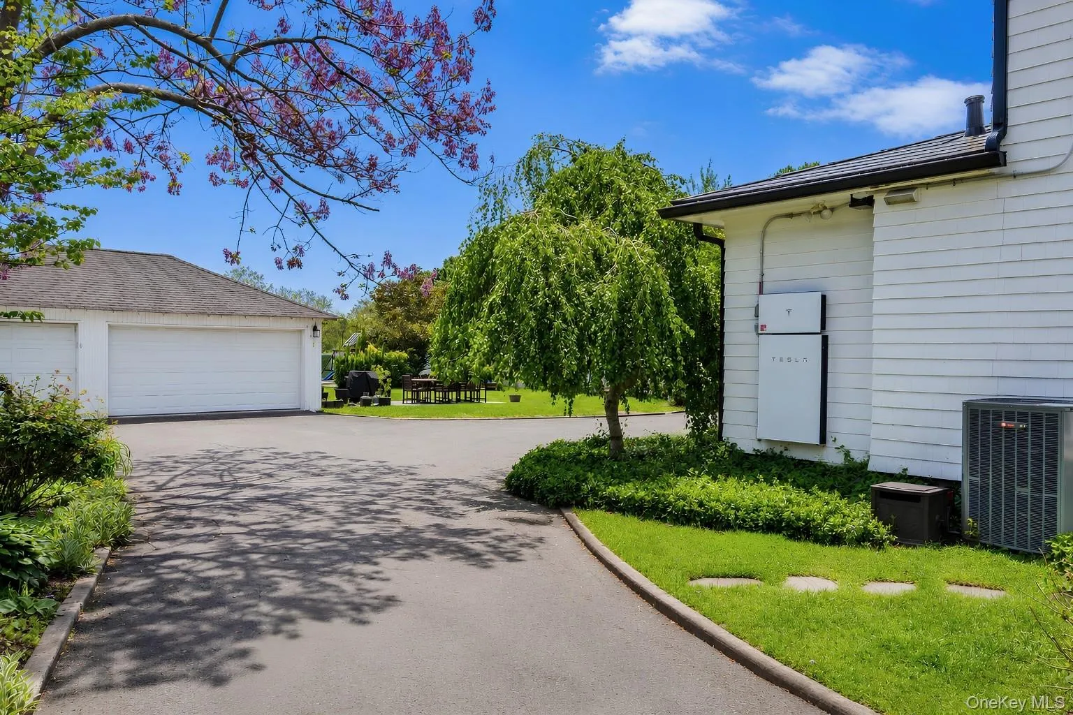 3 Car, heated garage. Tesla Powerwall 2 3 Car, heated garage. Tesla Powerwall 2