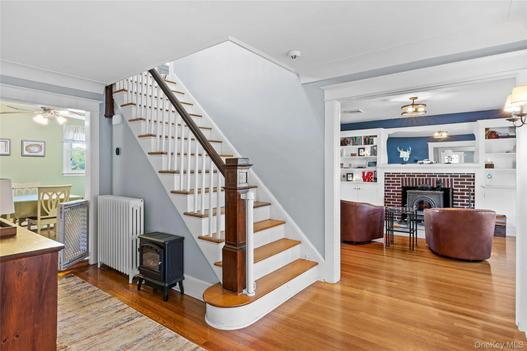 Grand, wide staircase Grand, wide staircase